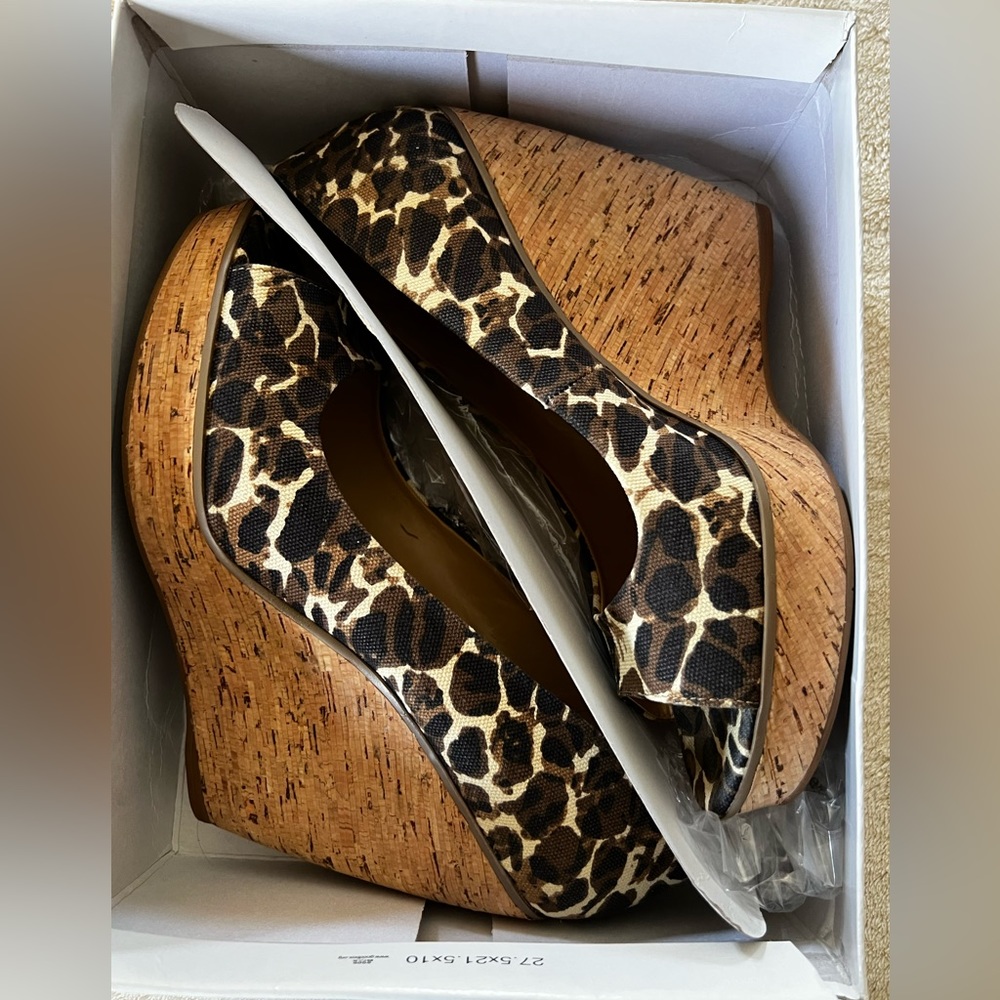 Nine West leopard size 10 shoes. No longer in corporate. Worn 2x.